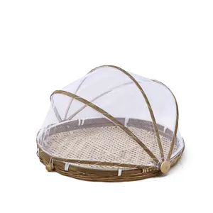 Cesta de secado de bambú tradicional con cubierta de malla blanca para uso en exteriores.