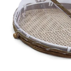 Cesta redonda de bambú tejido para cubrir alimentos con malla para secado al sol en casa.