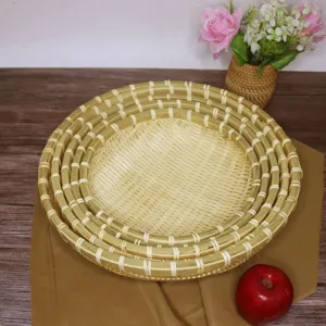 Ensemble de paniers ronds en bambou tissé, plateau de fruits et panier de vidange de cuisine.