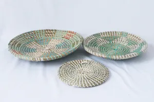 Set di vassoi decorativi intrecciati in erba marina naturale per appendere alla parete casa.
