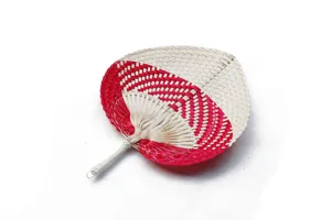 Dettaglio ventaglio di bambù intrecciato, motivo rosso e bianco, tradizionale estivo.
