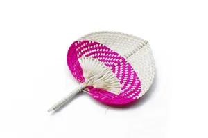 Dettaglio di ventaglio in bambù intrecciato a mano, motivo bianco e rosa, accessorio fresco.