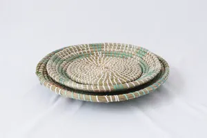 Vassoio decorativo in erba palustre intrecciata a mano con dettagli di cucitura.