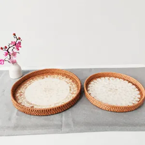 Bandeja redonda de ratán artesanal con mosaico de nácar para frutas y servicio de té