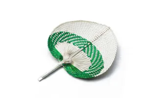 Dettaglio ventaglio in bambù intrecciato a mano, stile vintage estivo per il caldo d'estate.
