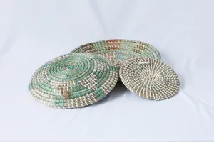 Set di cestini da appendere a parete in piatto decorativo in fibra di mare fatto a mano.