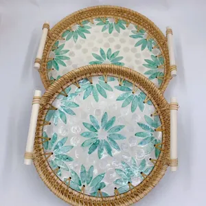 Handgemaakt rond rotan dienblad met schelp en groen blad ontwerp en handgrepen voor thuis.