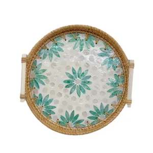 Rattan geweven schelp ronde dienblad met handvatten, groene bladeren decoratieve serveerschaal.