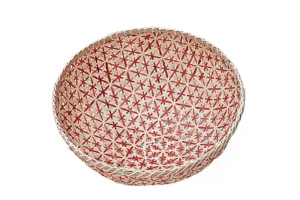 Vue en gros plan detaillee du panier en bambou tisse a la main avec motif complexe.