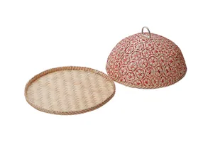 Vue de détail d'une cloche à plat en bambou tissé artisanal avec un élégant motif géométrique.
