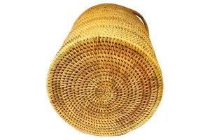 Panier à linge en rotin tressé à la main, détail du fond, corbeille de rangement naturelle.