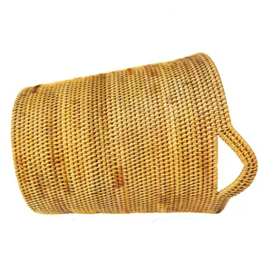Panier à linge en rotin naturel pour ranger les vêtements, corbeille tressée solide avec poignées.