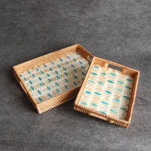 Handgefertigtes Rattan-Ablagetablett mit Perlmutt-Inlay Detailansicht für stilvolle Aufbewahrung.
