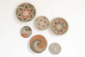 Set di 6 piatti decorativi da parete intrecciati in erba marina naturale per la casa.
