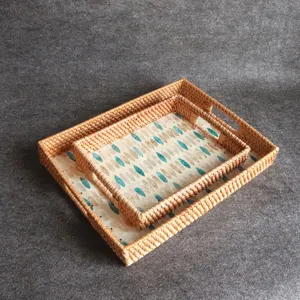 Detailansicht gewebter Rattan-Aufbewahrungstabletts mit verschachteltem Design und Muster.