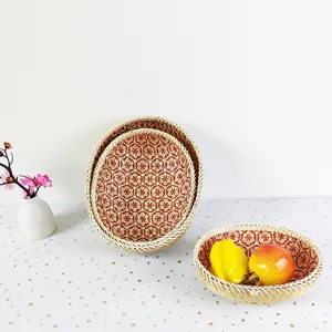 Vista detallada de la cesta de frutas de bambú tejido con forro floral rojo para aperitivos.