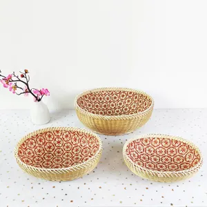 Vista detallada de cestas de frutas de bambú con patrón interior rojo tradicional para el hogar.