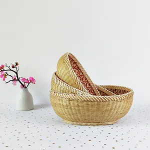 Juego de cestas de frutas ovaladas de bambú tejido a mano con forro floral rojo.