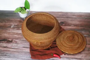 Détail de boîte à thé en rotin tissé à la main, idéal pour le stockage du thé et la déco.