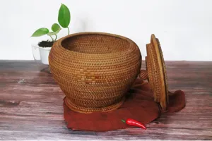 Vue détaillée du pot de stockage de thé en rotin tissé à la main avec une texture exquise.