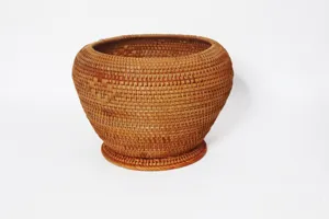 Vue rapprochée de la texture en rotin tissé à la main, détail de stockage de thé fin.
