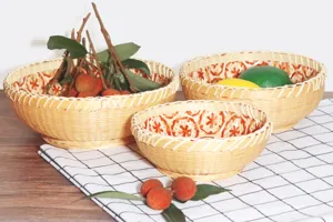 Ensemble de paniers de fruits tissés en bambou rond, parfait pour le rangement et la cuisine.