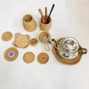 Ensemble filtre à thé et sous-verre en rotin, accessoires de thé et panier de rangement.