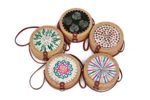 Handgefertigte runder Rattan Stroh Umhängetasche mit natürlichen Muschel Mosaik Blumenmustern.