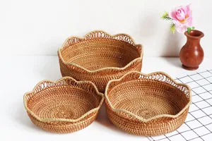 Set di cesti in rattan intrecciato, bordo decorativo, elegante vassoio portaoggetti da tavolo.