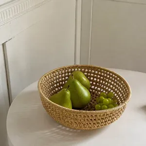 Vassoio portaoggetti cavo in rattan intrecciato a mano, dettaglio piatto decorativo frutta