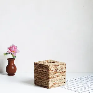 Handgemaakte geweven stro zakdoekdoos desktop opbergcontainer voor thuis woonkamer.