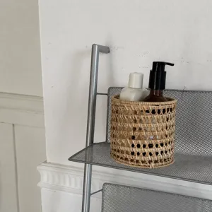 Gros plan détaillé d'un panier de rangement tissé en rotin d'automne, design rustique naturel.