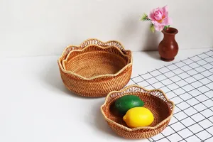 Dettaglio cestino portafrutta in rattan intrecciato, ciotola decorativa in vimini per casa.