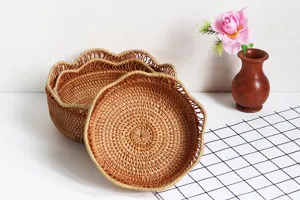 Primo piano dettagliato di cestino in rattan intrecciato, bordo ondulato per arredamento casa.
