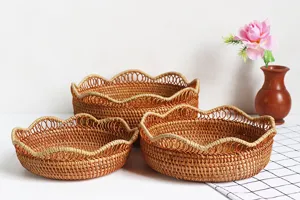 Set di cesti portafrutta in rattan intrecciato a mano, design bordo ondulato, ideale per casa.
