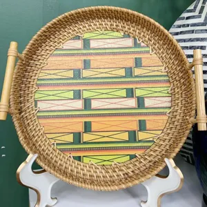 Runde geflochtene Rattan-Serviertablett mit Holzteilen und türkischem geometrischem Boden.