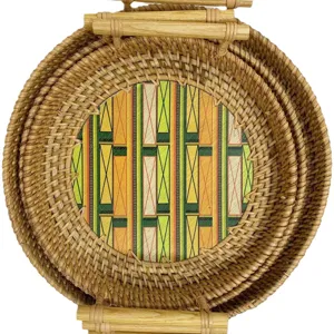 Rundes geflochtenes Rattan Tablett 3er Set mit Holzgriffen und geometrisch bedrucktem Boden.
