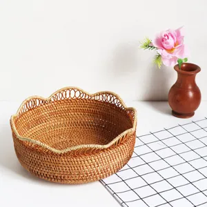 Cesto di frutta in rattan intrecciato a mano con bordo smerlato per cucina e salotto.