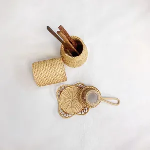 Ensemble de filtre à thé en rotin tissé naturel sous-verre et support de rangement de bureau.