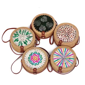 Geflochtene Rattan Umhängetasche mit Muschelmosaik und Lederriemen im Retro-Stil rund.