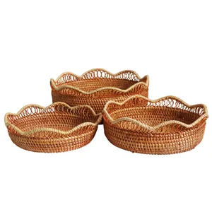 Cesto di frutta in rattan intrecciato con bordo in pizzo, ideale per soggiorno e cucina.