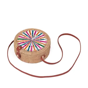 Handgemachte runde Rattan Umhängetasche mit buntem Muschel Muster und Lederriemen.