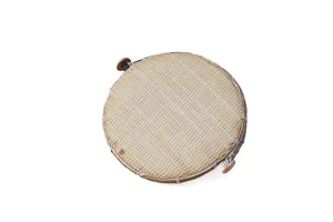 Vista detallada de la cesta tejida de bambú con malla, ideal para secar alimentos al sol.