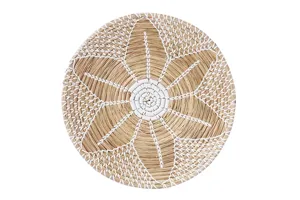 Cesto da appendere a parete rotondo in erba marina intrecciata con motivo geometrico bianco.