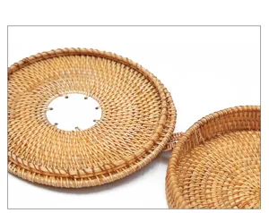 Ronde geweven rotan tas detail handgemaakte strooien handtas natuurlijke zomervakantie.