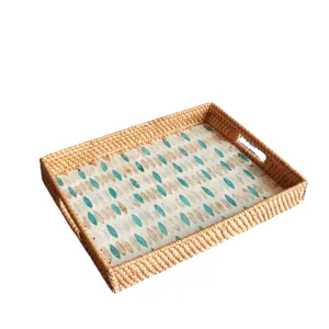 Handgefertigtes Rattan-Tablett mit Muschel-Mosaik, rechteckiger Obstkorb für Wohnzimmer.