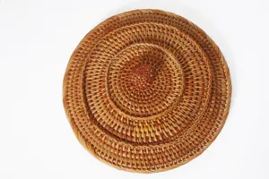 Vue détaillée de couvercles de stockage pour galettes de thé en rotin tissés à la main.