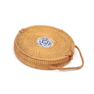 Ronde geweven rattentas, natuurlijke strooien crossbody handtas voor vakantie en strand.