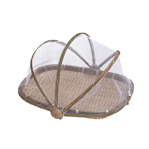 Traditionele bamboe geweven voedselafdekking mand met net voor fruit en brood opberging