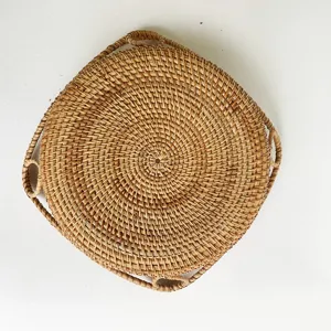 Handgemaakte ronde geweven rattan fruitmand met handgrepen voor thuisopslag detail.